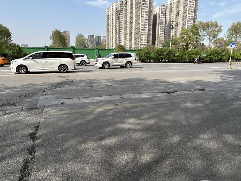 华商记者帮|提品质咸宁东路路口两处坑洼 车主经过时只得避行