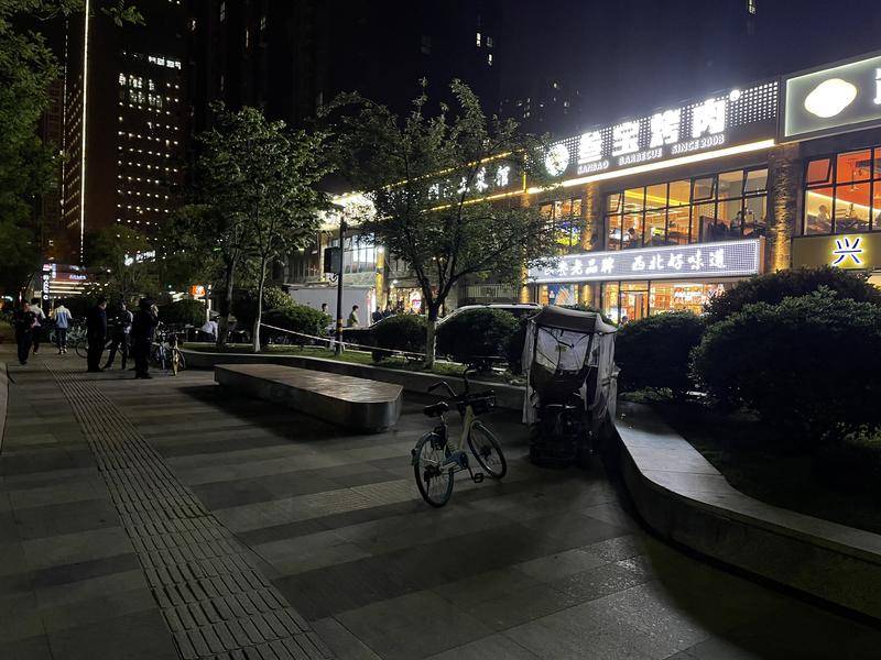 西安市民反映明光路上烤肉店占道经营 经开城管清理整改
