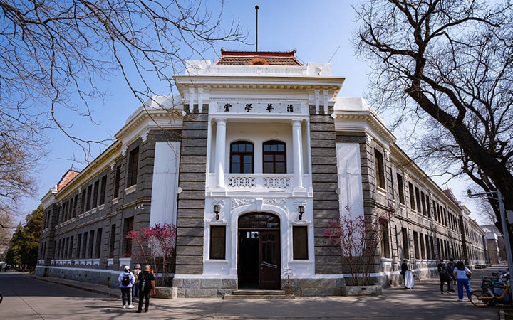 大学校园只限亲友进催生黄牛党 预约进清华北大要花费上百元