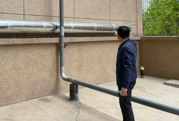 西安一小区底商餐馆烟道紧挨燃气管 业主担心有安全隐患