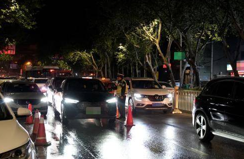 严查面包车超员、酒驾醉驾等违法行为 西安交警持续进行交通秩序整治