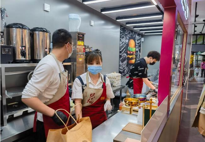  自嘲踩了所有该踩的坑 3人20万开店日营业额不到80元