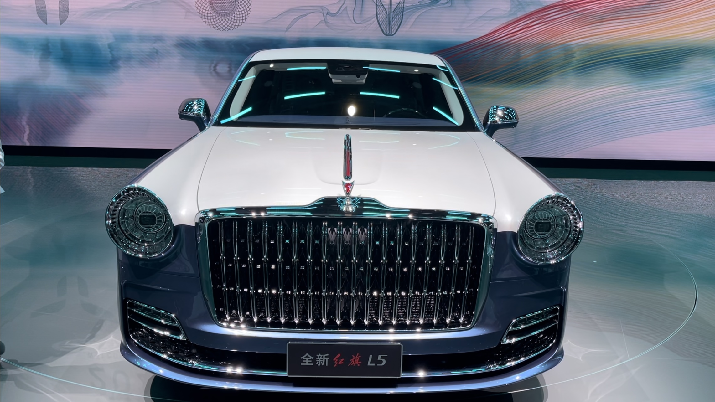 国产品牌涌入百万赛道新能源超跑争雄700万红旗亮相