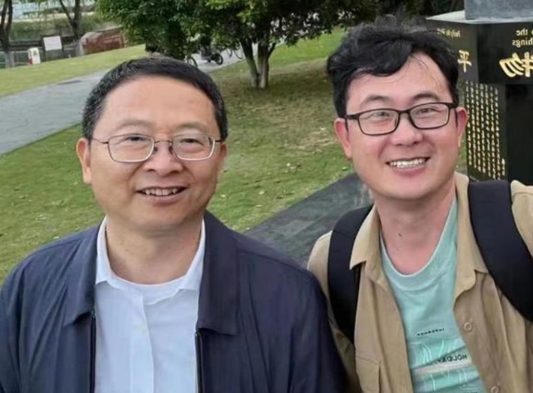 华商头条|网友在浙大随手“抓了”俩院士帮拍照：他们像亲切的大叔