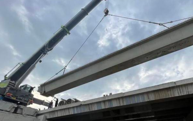 京昆高速改扩建项目沣河大桥全幅贯通