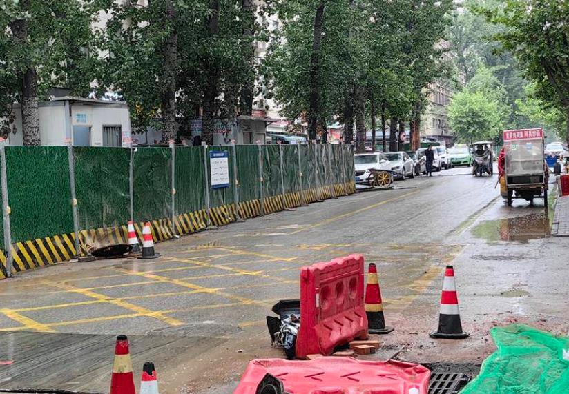 市民反映小区附近道路围挡 路面坑洼