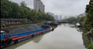 一艘运沙船在京杭运河杭州段破损进水沉没 无人伤亡