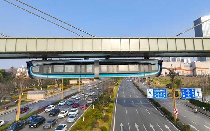 武汉空轨列车悬空飞驰 网友：外边的世界已经这样了吗？