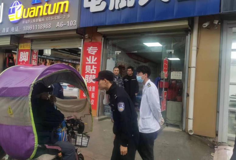 电动车没电导致老人无法取出氧气瓶  巡逻民警将其安全送回家