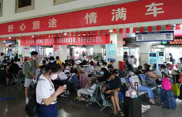五一将至 陕西省西安汽车站推出20条旅游班线和直通车