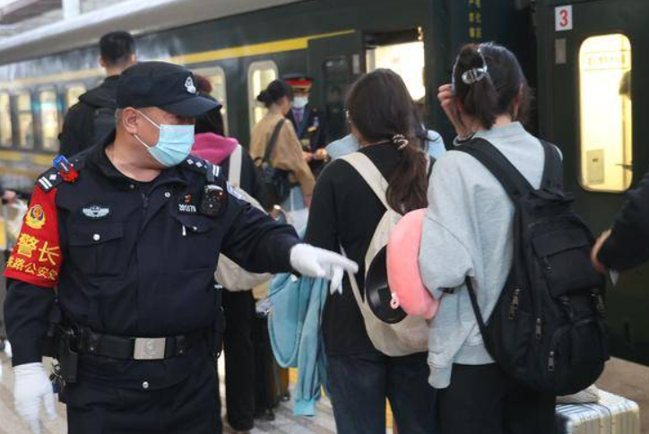 “五一”假期迎客流高峰 西安铁警护航旅客平安出行
