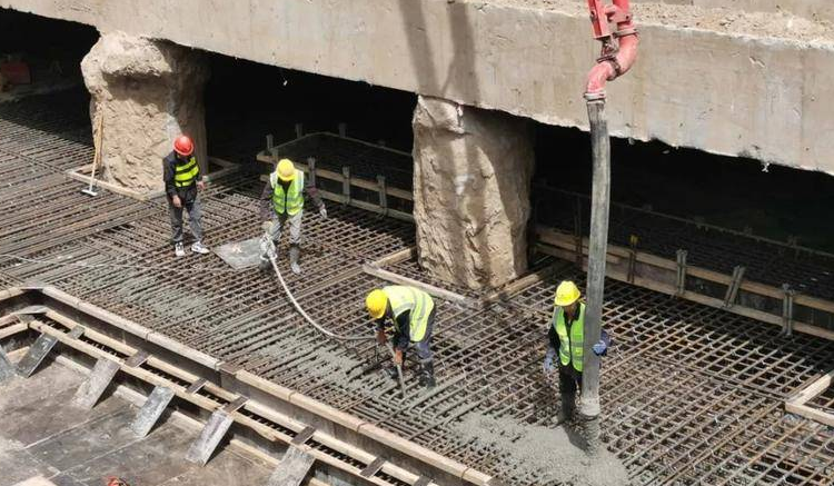 华商头条|西安地铁8号线明光路站封顶 标志着该项目车站主体结构全部完工