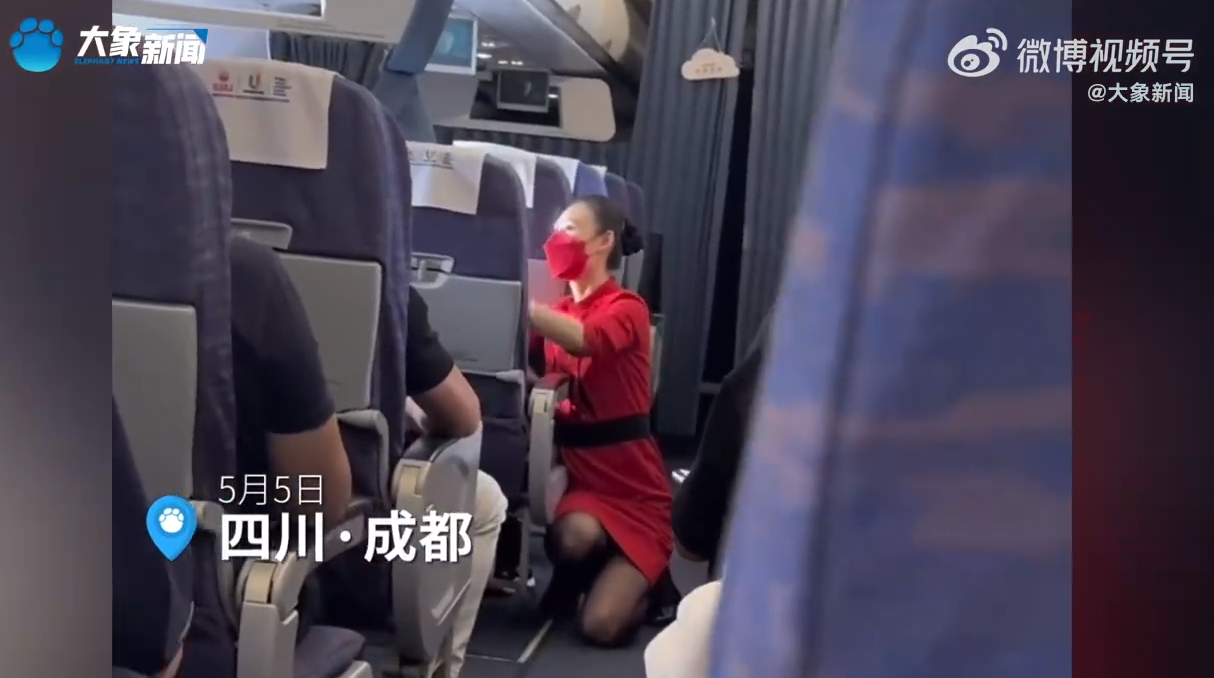 对此,四川航空客服回应,客舱部服务有相应的标准,一切按照要求来.