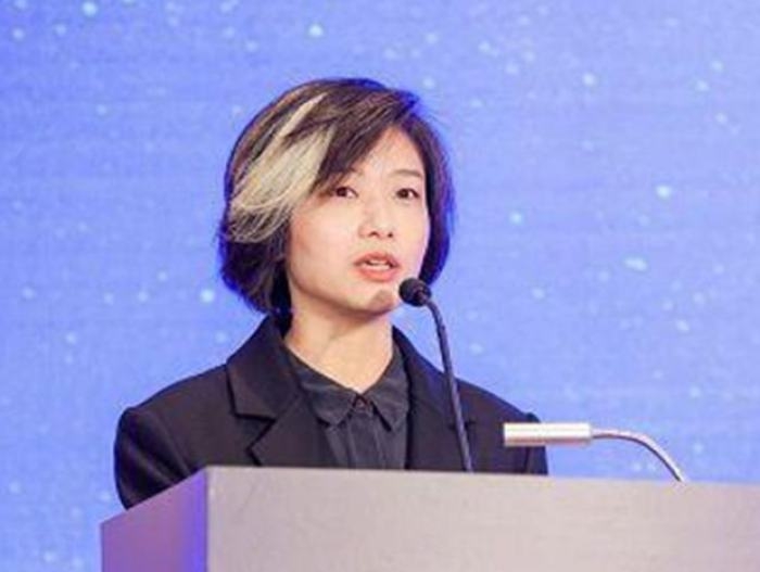 深圳一女副区长因白发照走红 官方回应：不是染的