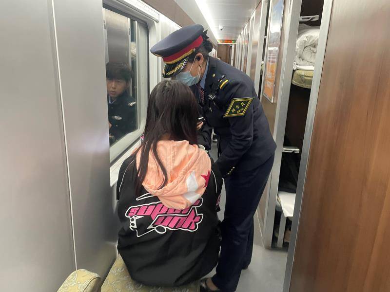 和父母争执后16岁少女独自上了火车 列车员暖心劝归