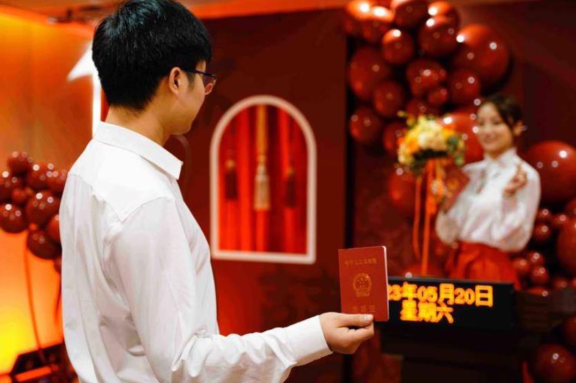 “520” 西安新人甜蜜领证 婚姻登记处给新人提供汉服免费拍照等服务