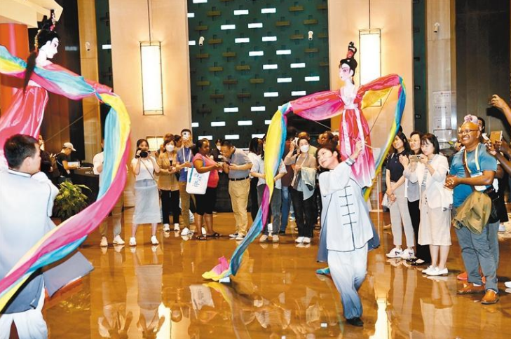 华商头条|秦腔木偶戏、马头琴、杂技……  外媒记者近距离感受中国文化魅力