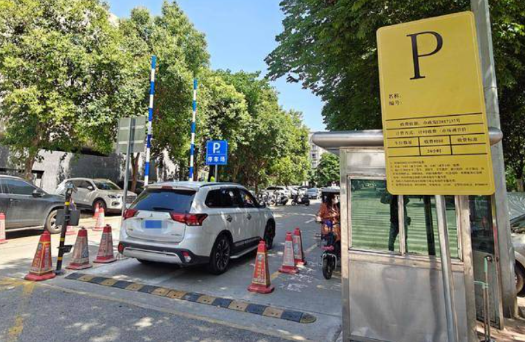 断头路路口安装了停车道闸 停车场收费标准还未公示