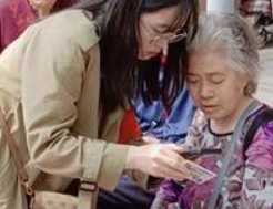108坊故事丨黄雁社区线上线下教老人使用智能手机