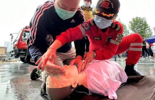 西安举办防灾减灾宣传活动 心肺复苏演示环节手把手教市民体验