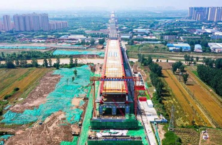 西安地铁10号线一期公轨合建桥跨泾河段成功合龙