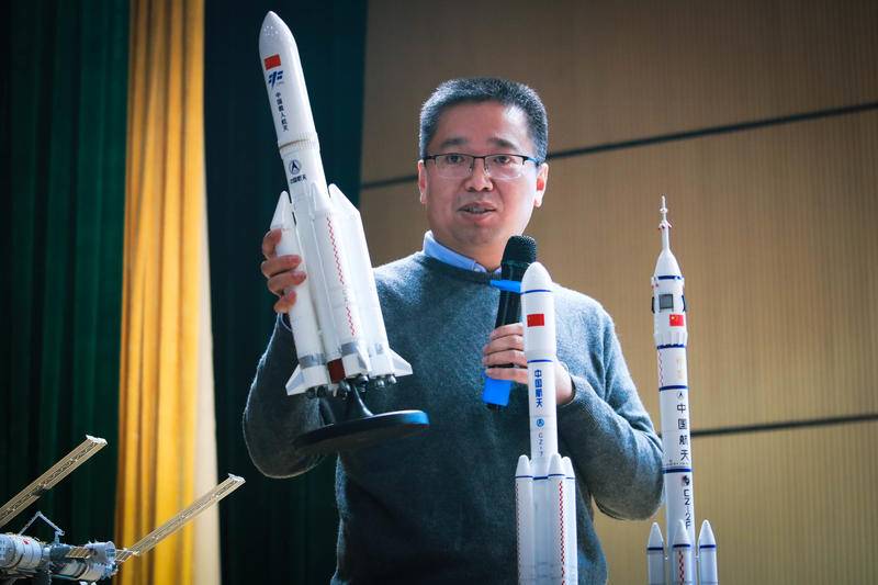 “未来我们要在月球建基地和挖矿 将来中国人真要到月球上去上班”