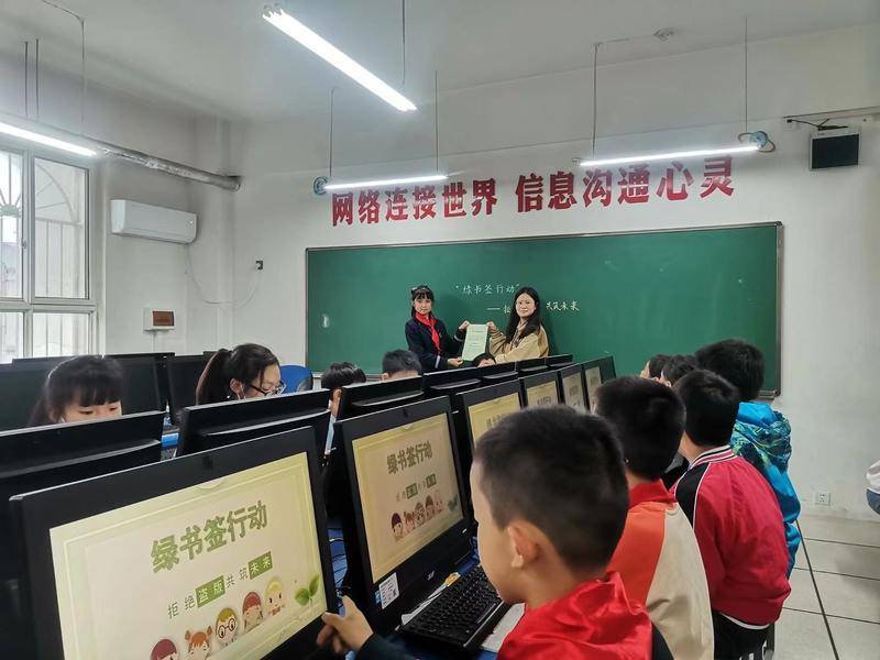 新城区多校开展“绿书签行动” 助力学生自觉抵制无益出版物