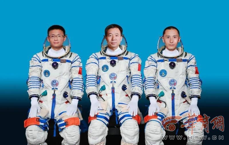 左起：桂海潮、景海鹏、朱杨柱.jpg