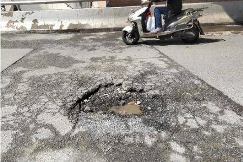 西二环与西斜路交汇处附近路面多处破损坑洼 居民盼尽快修缮
