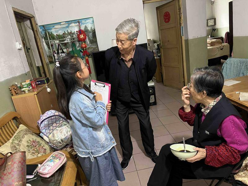 老两口住5楼双腿都有伤呼吁社区能建老年助餐点 测绘路社区：在努力推进