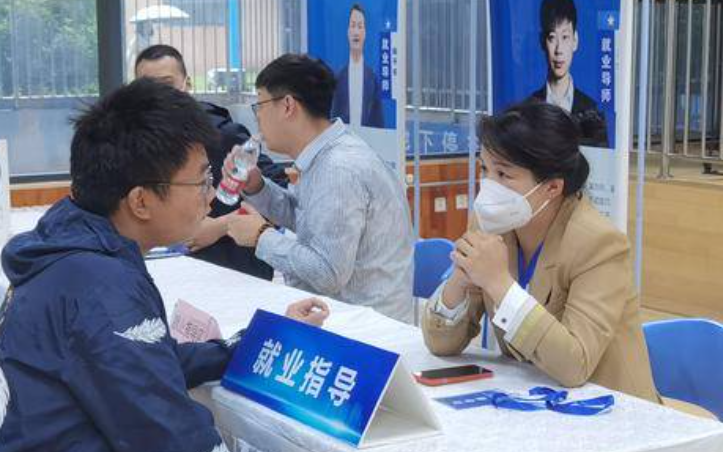 陕西：招聘企业来校园 就业创业政策也送来了