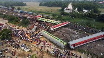 三辆列车相撞致上千人伤亡 印度为何火车事故频发？