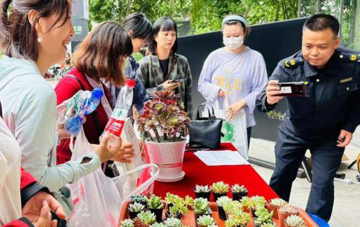 108坊故事丨以废品换绿植 居民争当“生态小卫士”