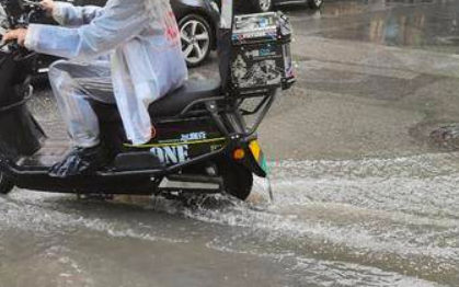 车辆占道、部分路面下陷积水 二马路这些问题待解决