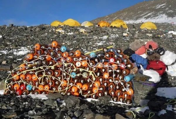 尼泊尔军队从珠峰等4高峰清理3.5万多公斤废弃物