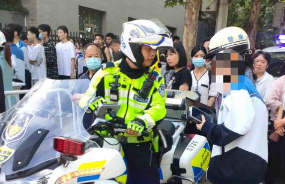 高考第二天还有娃忘带准考证 西安交警35分钟往返50公里送来