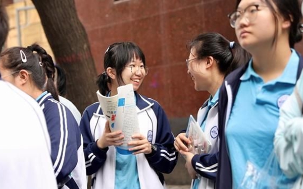 穿红衣、着旗袍 西安中考首日场外助考团“花式”送考