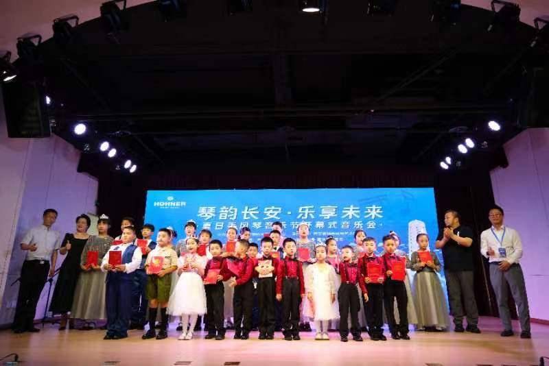 “在学校的手风琴社团学习 我们现在能上台演奏了”