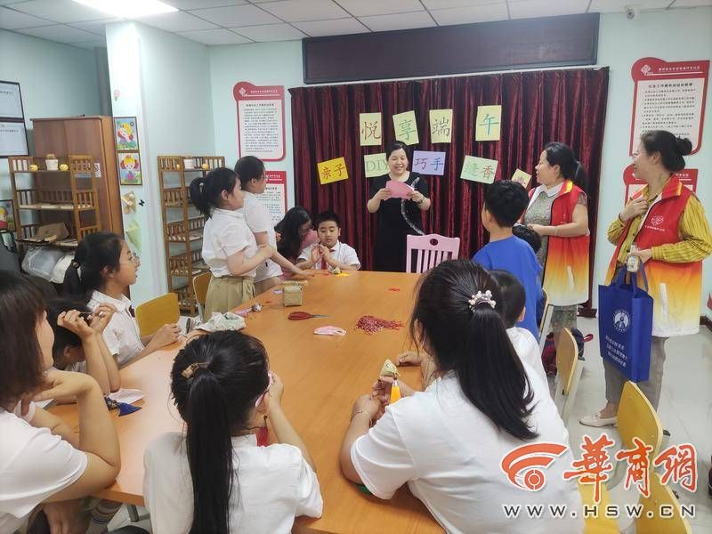 【108坊故事】社区里10余组家庭“亲子DIY巧手缝香囊”