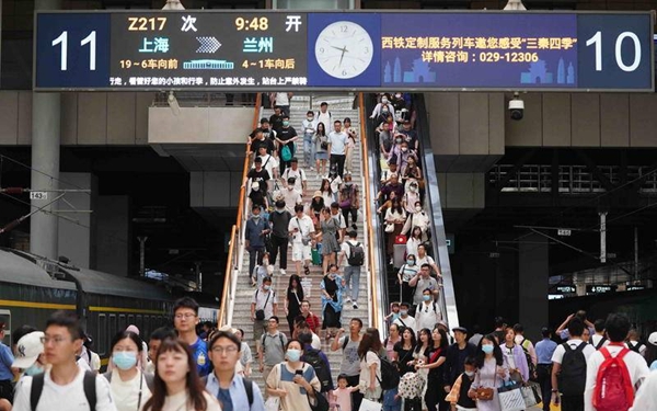 假期第一天 陕西铁路预计发送旅客58万人次开行旅客列车369列
