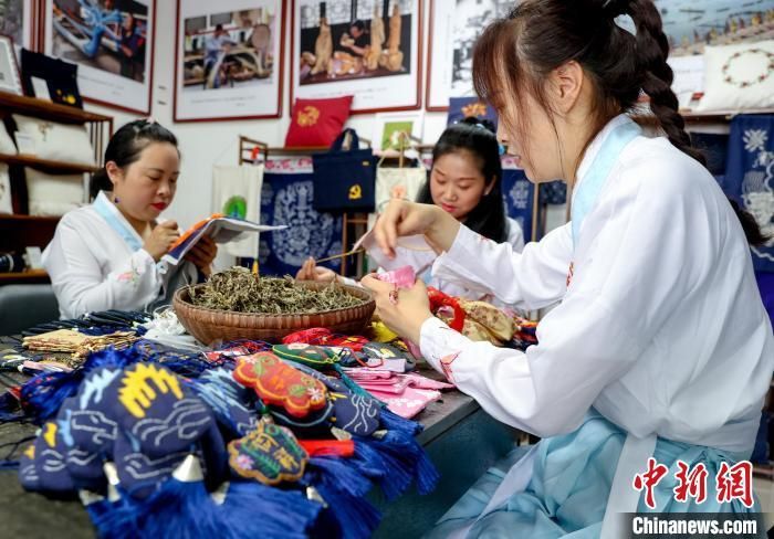 资料图：制作艾草香囊。 张畅 摄