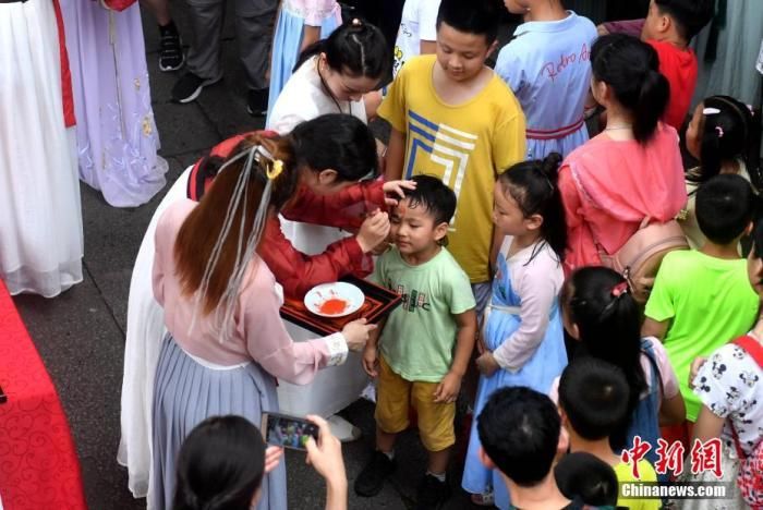 资料图：图为点雄黄仪式。中新社记者 吕明 摄