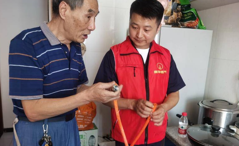 “蓝火苗”志愿者进社区 给居民上了一堂贴心的燃气安全课