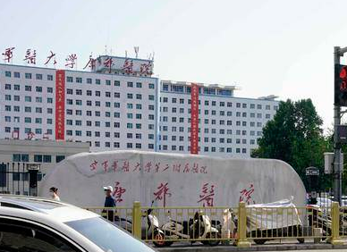 处长在一线  有事现场办|唐都医院门前新寺路改单行   西安交警秩序处处长现场调研并结合走访提出建议