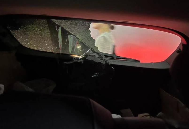 车停在小区车地库挡风玻璃被砸2.8万元被盗 警方已立案调查