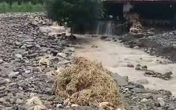 陕西镇巴遭50年一遇特大暴雨侵袭:80条道路中断 房屋受损倒塌