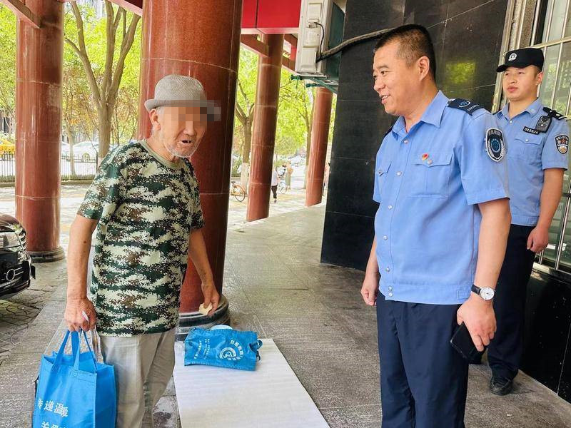 跟着救助站人员送清凉 酷暑下探访西安街头的流浪者