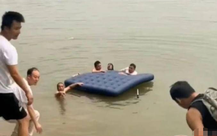 西安一家三口落水两位热心人成功救回 救人者：给孩子做榜样