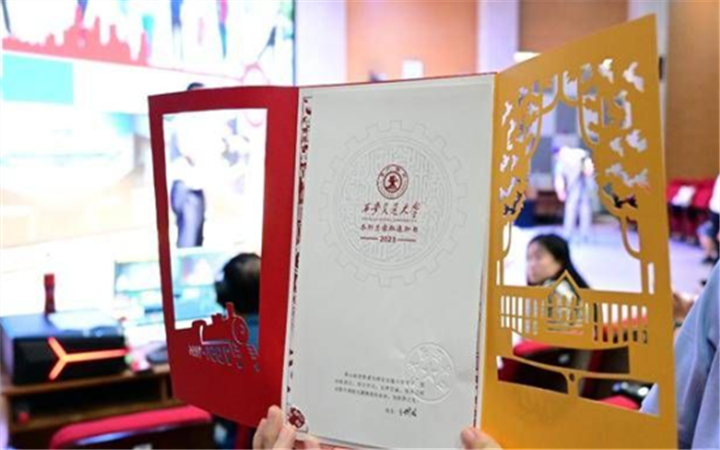 陕西首批通知书发放！西安交大校长为24名强基计划学生发放通知书