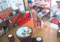 广州一女子餐厅内投放不明液体 被曝事前曾破坏沐足店沙发电线